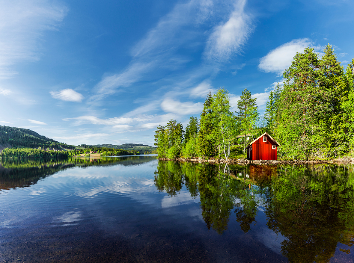 Rotes Haus an einem See in Skaninavien